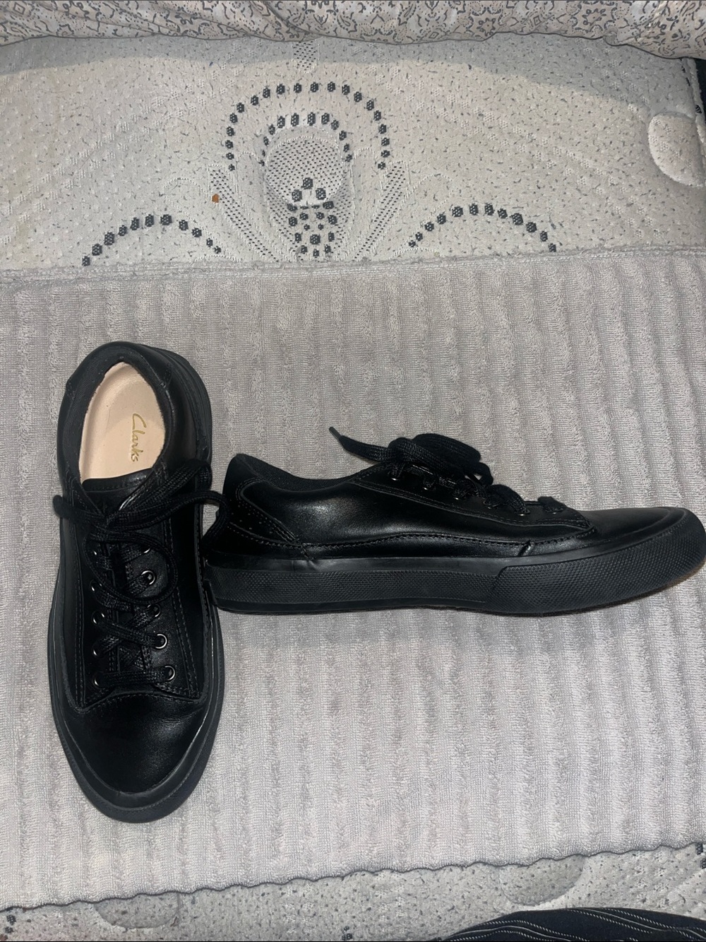 Clarks Women’s Black Leather Low-Profile Sneakers Size 8 NWOT